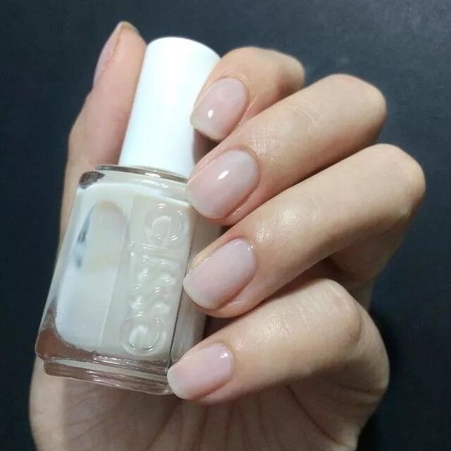 Ногти белые полупрозрачные. Прозрачный белый лак. Ногти белые полупрозрачка. Лак essie полупрозрачный. Гель лак молочный полупрозрачный.