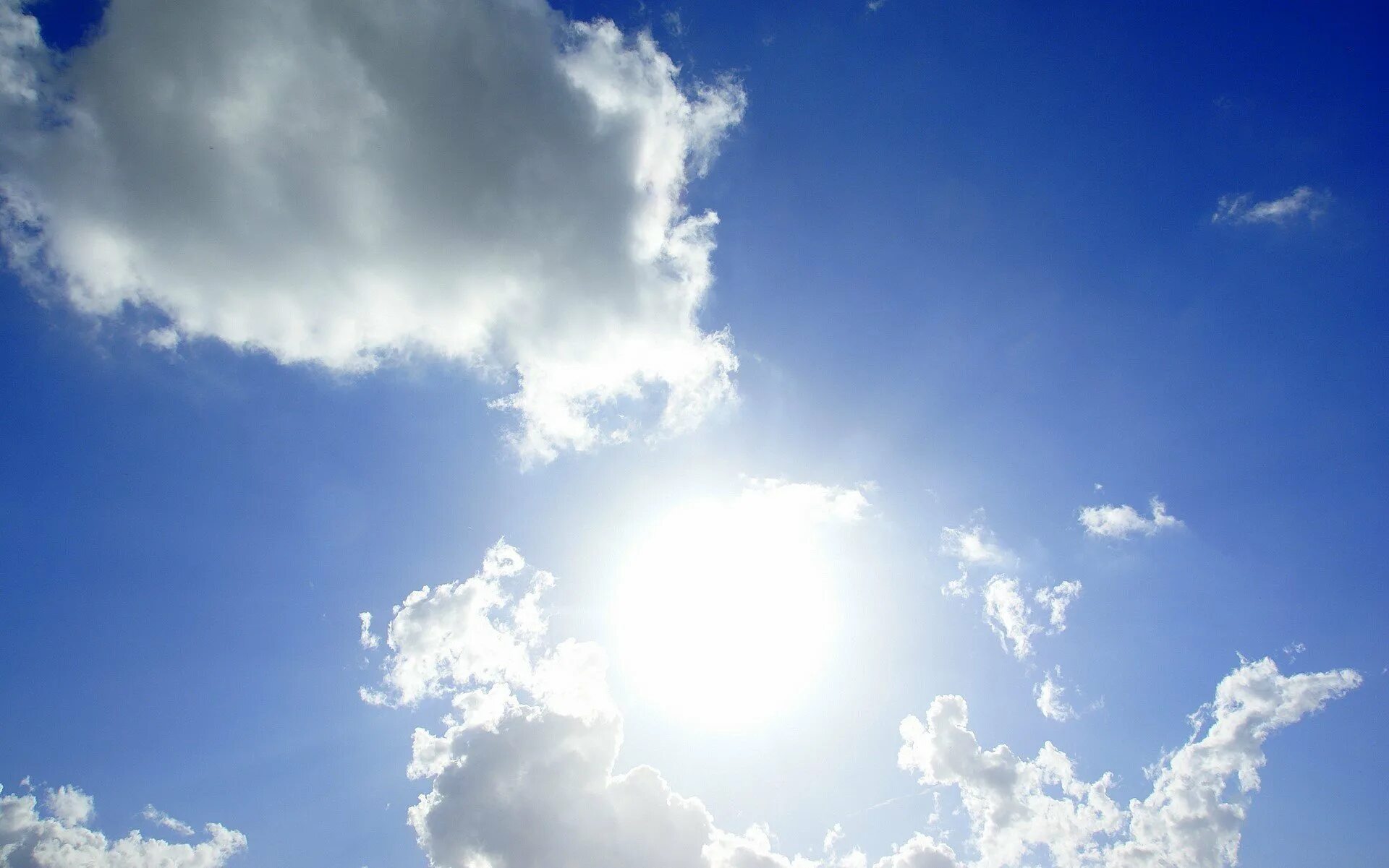 голубое небо и солнце. небо. небо солнце облака. небо солнце. небо день.