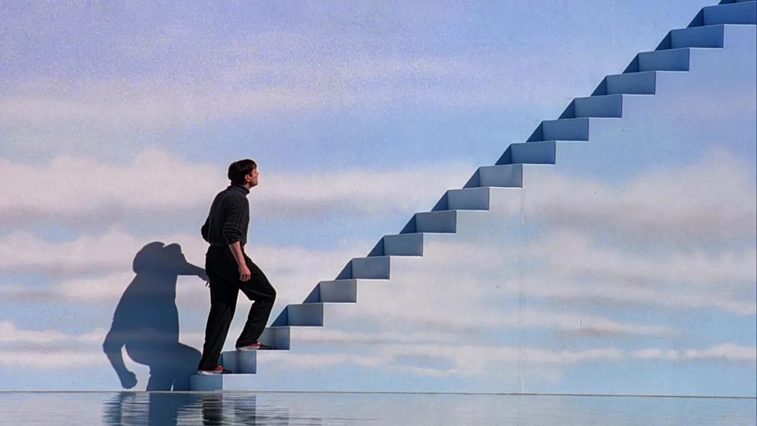 Мужчина поднимается по лестнице. Шоу Трумана лестница в небо. Джим Керри шоу Трумана лестница.