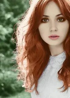 Рыжая девушка с красивыми глазами