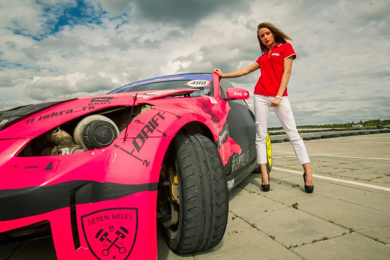 Drift girls. Гоночные машины и девушки. Девушки в гоночных автомобилях. Девушки в дрифте. Девочка в дрифте.