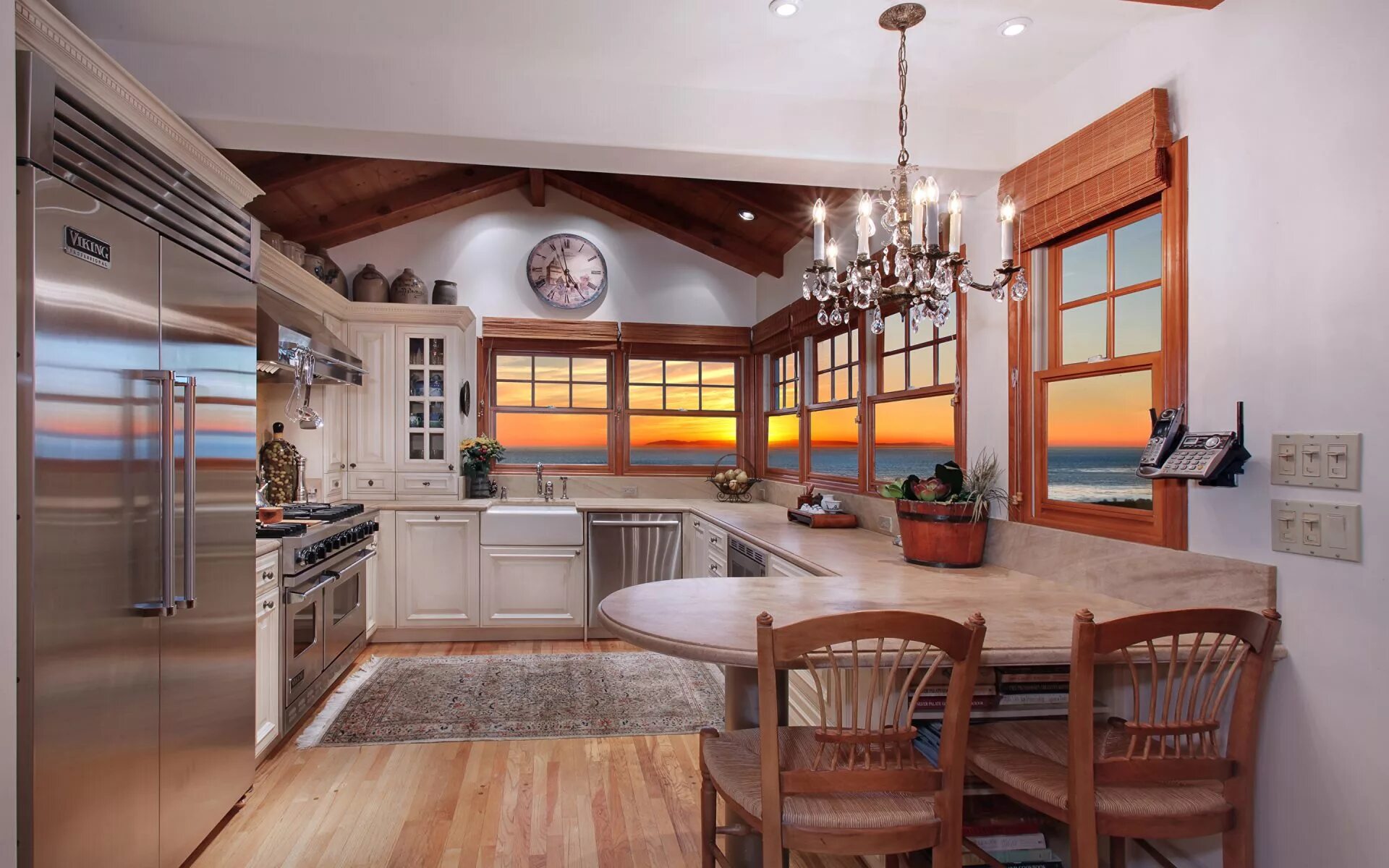 Кухня час. Декор стены на кухне. Часы в скандинавском стиле. Стиль лофт хофф лофт кухня. Кухонный гарнитур с часами в интерьере.