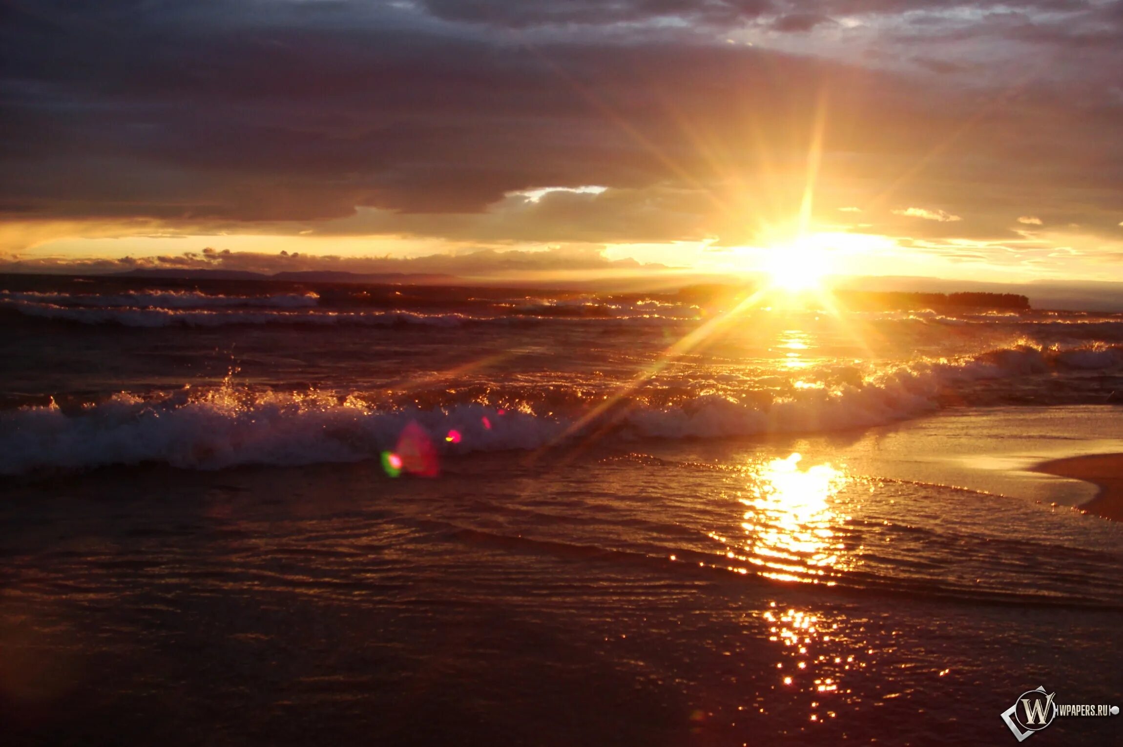 Отражение солнца в воде. Ямайка закат солнца. Закат макро. Природа закат блик. Картинки на рабочий стол успокаивающие панорамные.