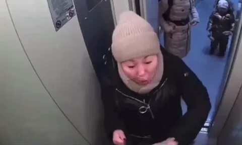 Девочка в лифте а мама