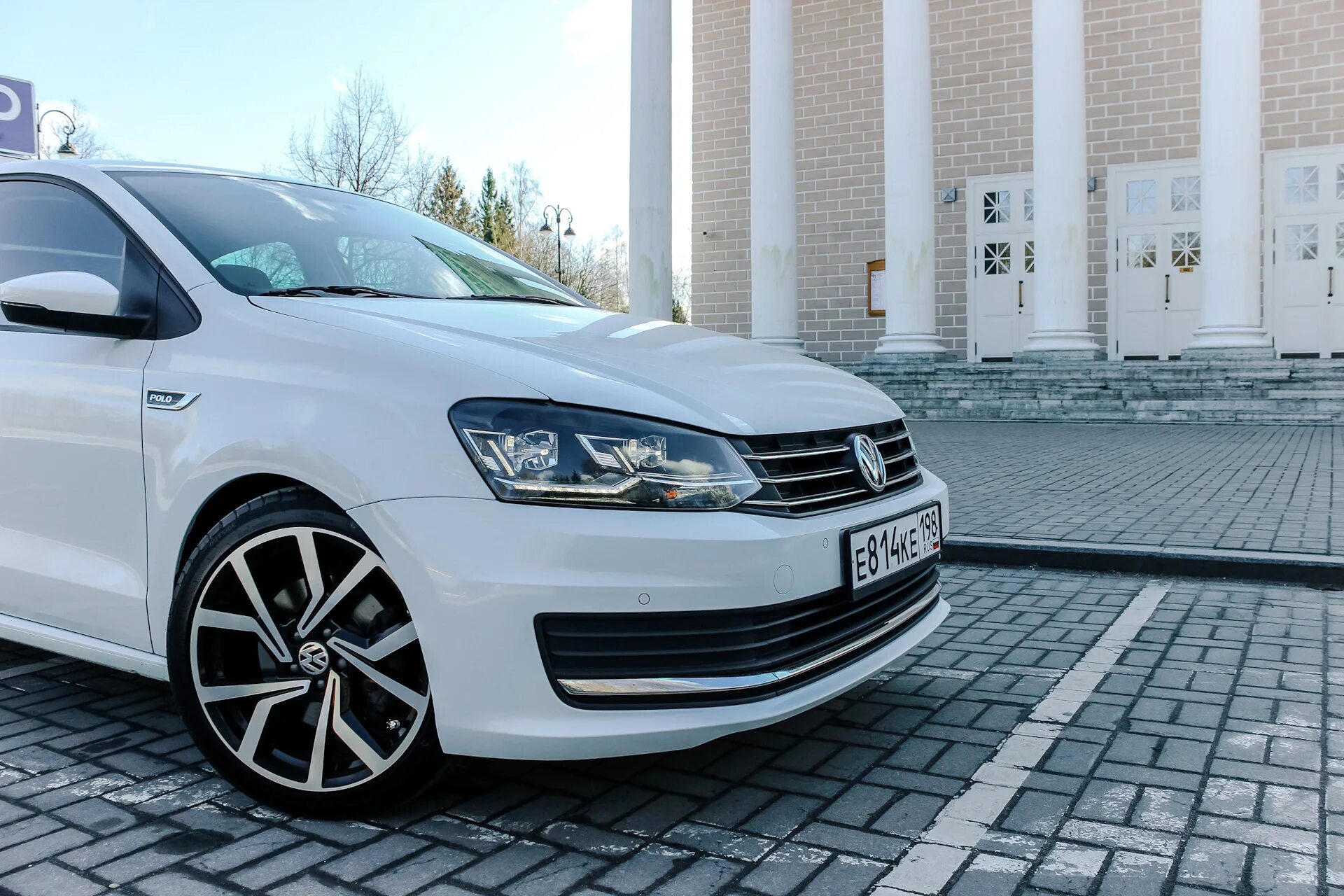 Volkswagen r16. Фольксваген поло r17. Volkswagen Polo на 17 дисках. VW Polo 5 r17. Фольксваген поло занижение 50 r16.