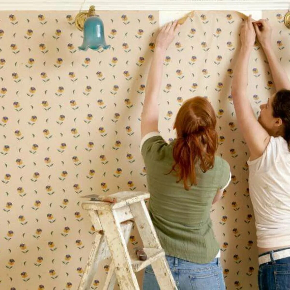 Поклеить обои на краску. Самоклеющиеся обои для стен. Поклейка обоев. Наклеивание обоев. Клеить обои.