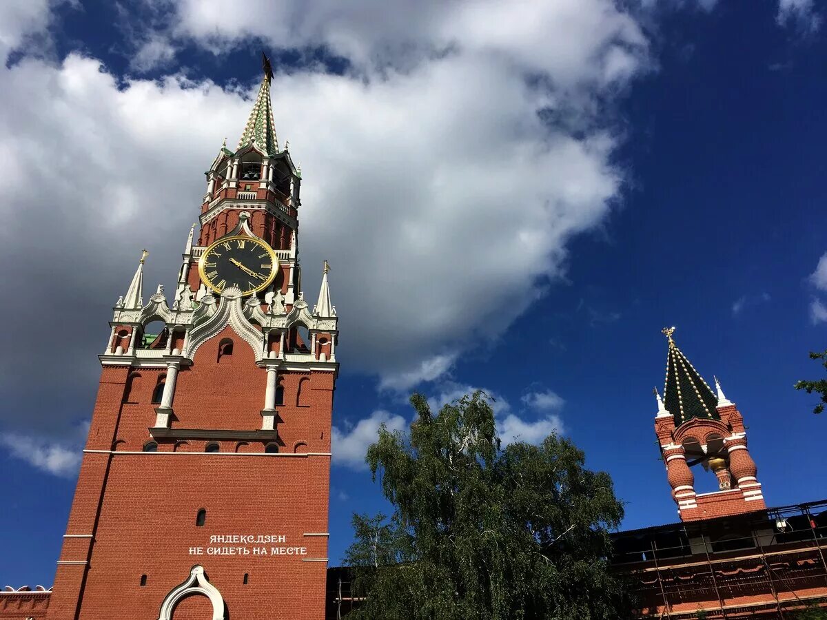 Кому принадлежит спасская башня кремля в москве. Москва. Спасская башня, Кремль. Спасскоая башниякремля. Реконструкция Спасской башни Московского Кремля 1624 1625. Фроловская башня Московского Кремля.