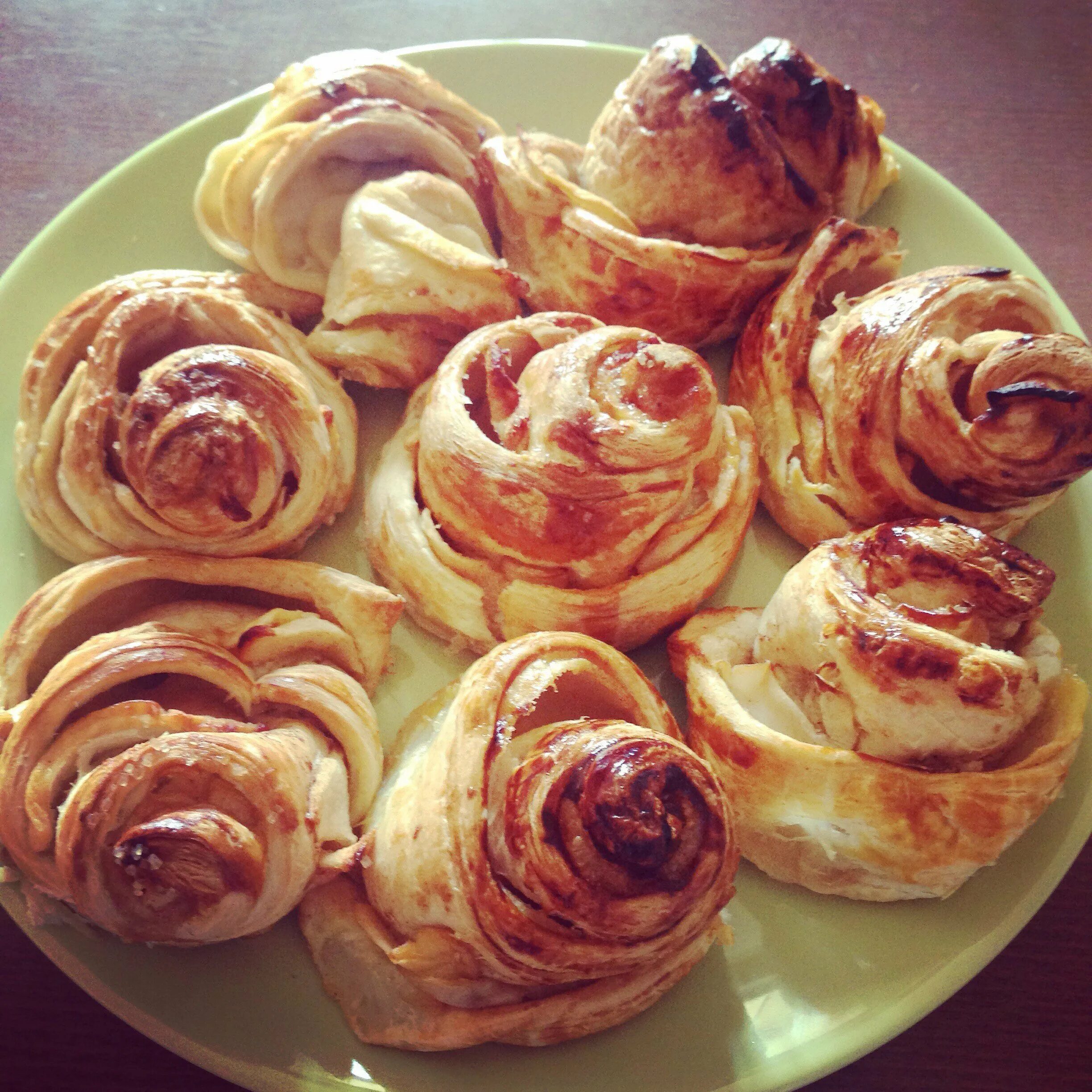 рецепты вкусной выпечки из слоеного теста. слоеная выпечка. рогалики с повидлом. домашняя выпечка. рогалики с вареньем.