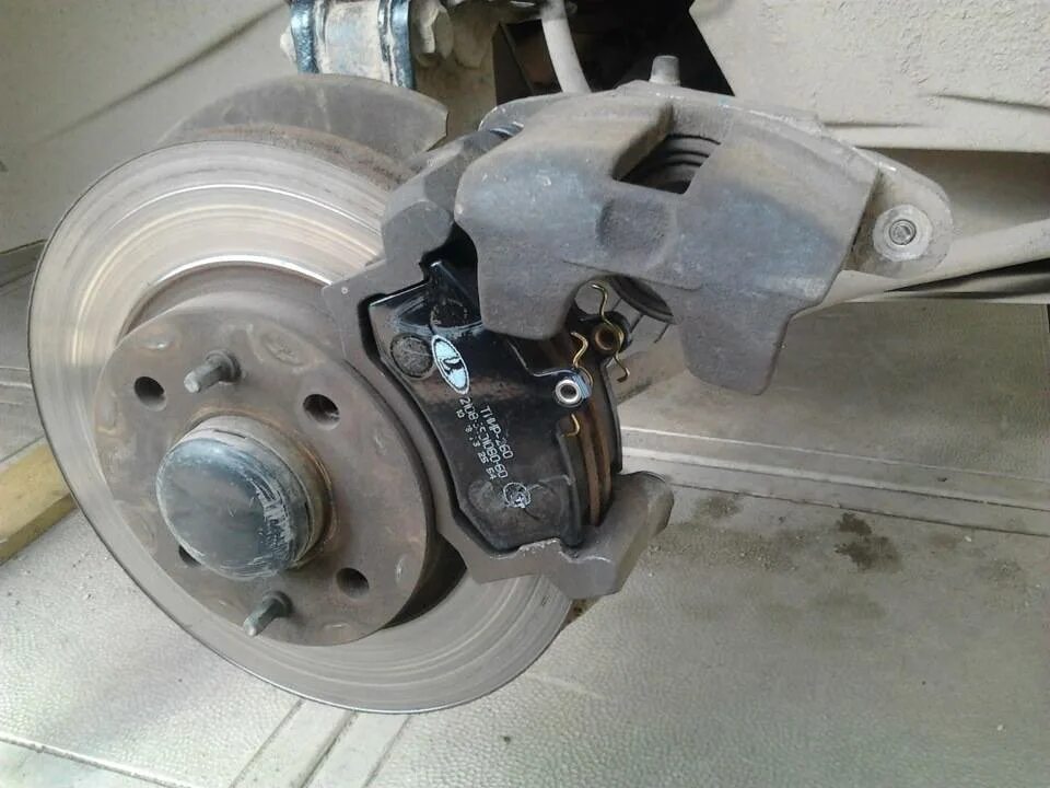 Колодки ручника калина. Передние тормозные колодки лада калина 1 с абс. Колодка передняя калина. Задние тормоза калина спорт. Передние тормоза лада калина.