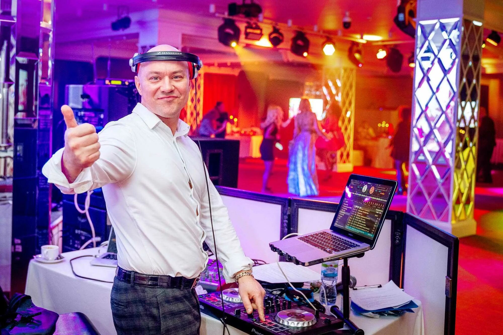 One club чебоксары. Фотосессия ведущего. Диджей чебоксары. The one чебоксары. Dj лео.