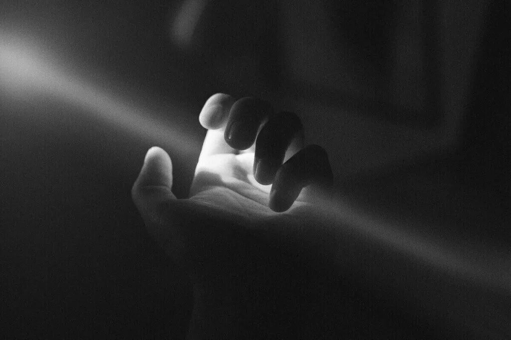 Пустоту твоей души. Рука в темноте. Луч света во тьме. Луч света в темноте. Луч света в руке.