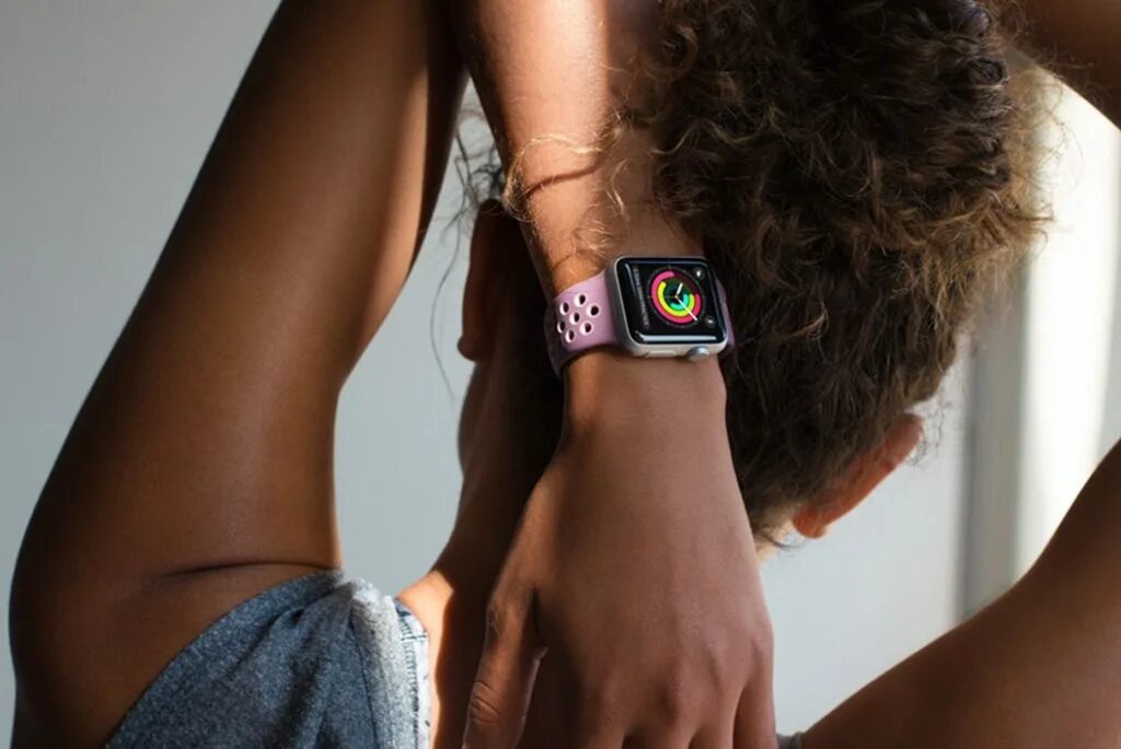Эппл вотч для девушки. Эппл вотч на девушке в бассейне. apple watch 8 на женской руке. обои на эппл вотч картинки на заставку для девочек. apple watch на худую кисть руки.