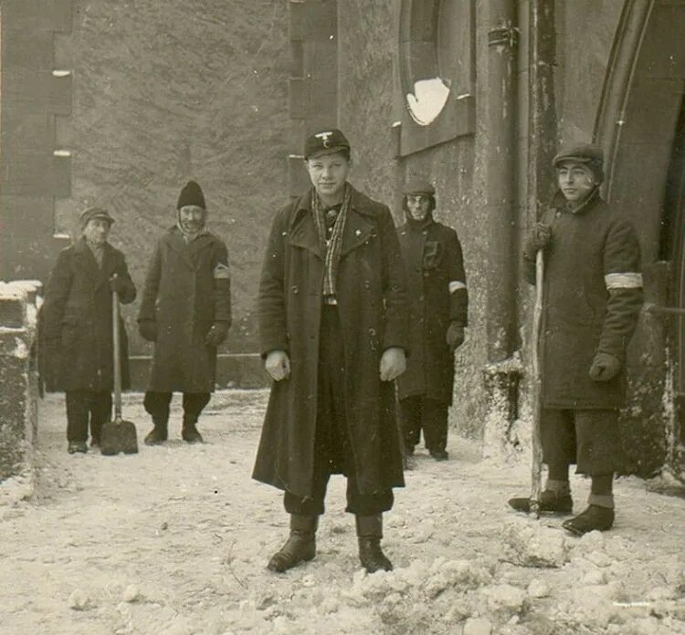 Юденрат Варшавского гетто. Лодзинское гетто. Евреи полицаи Капо. Еврейское гетто в третьем рейхе. Гетто в период второй