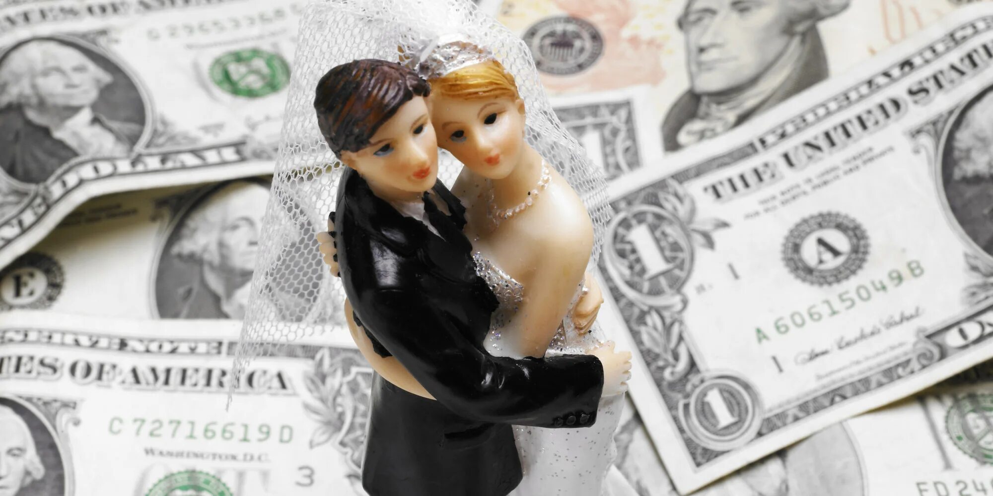 Подаренные деньги в браке. Фиктивный брак. Фиктивный брак картинки. Брак и деньги. Свадебные деньги.