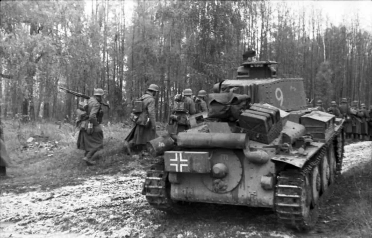Армия вермахта в 1941 году. 7 Танковая дивизия вермахта 1941 PZ Kpfw i. 20 Танковая дивизия вермахта. Танк PZ 38t 1941 год. Танк т-38 в годы ВОВ.