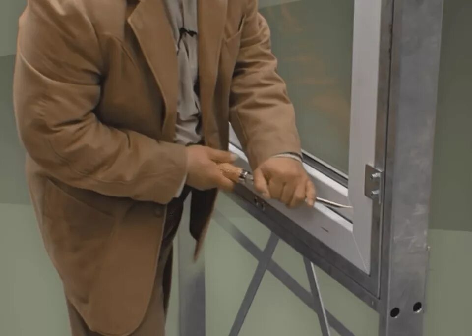 Как вскрыть окно. Как вскрыть окно. Открытое окно на проветривание. Окна пвх. Вскрытие пластикового окна.