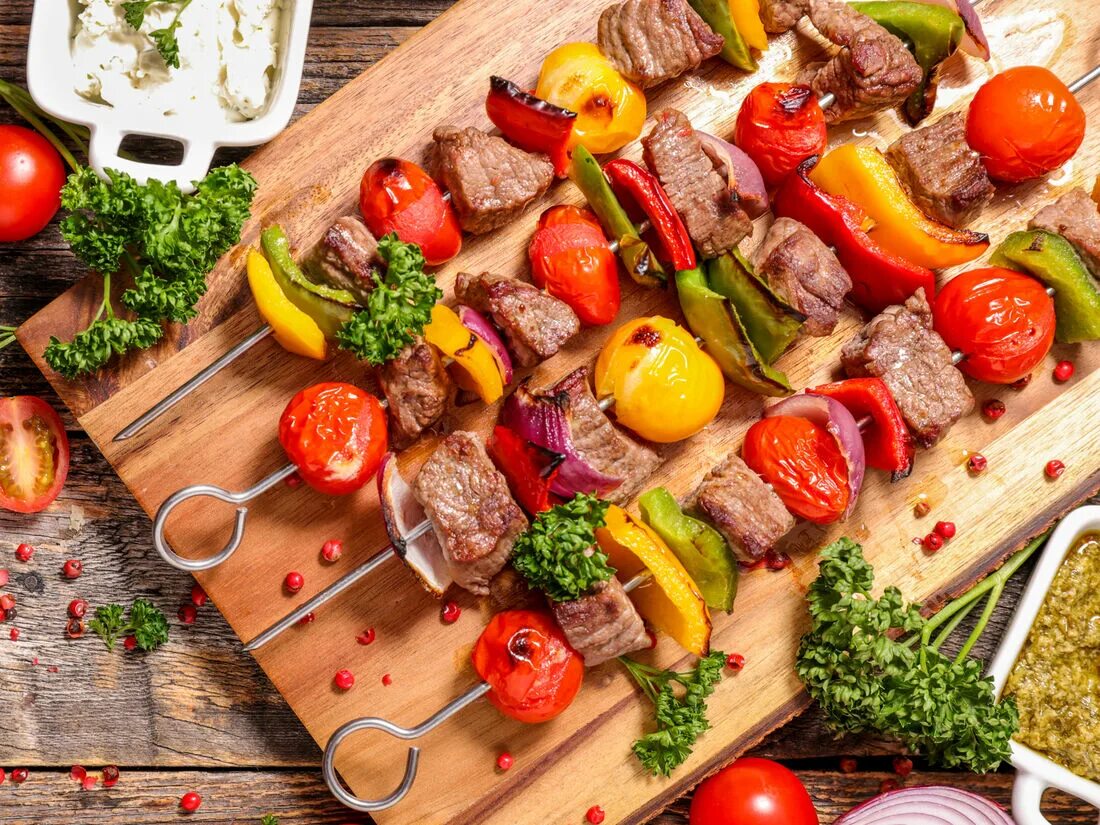 Еда ресторанный дворик. Блюда в ресторане. Мцвади хоровац. Шашлык ассорти. Грузинское застолье.