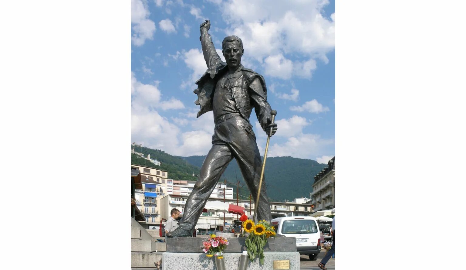 Памятник фредди меркьюри в швейцарии. Статуя фредди. Статуя фредди. Статуя фредди. Монтрё памятник фредди.