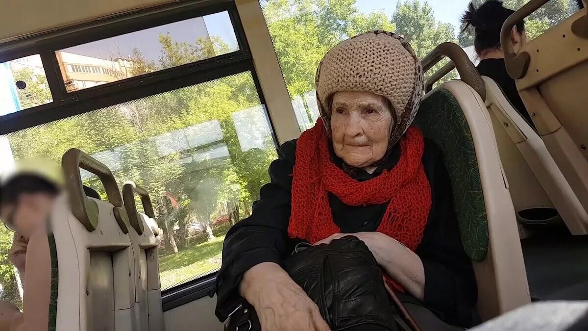 Остановитесь бабушки. Бабушки в общественном транспорте. Бабушка в маршрутке. Бабушка в трамвае. Бабки в маршрутке.