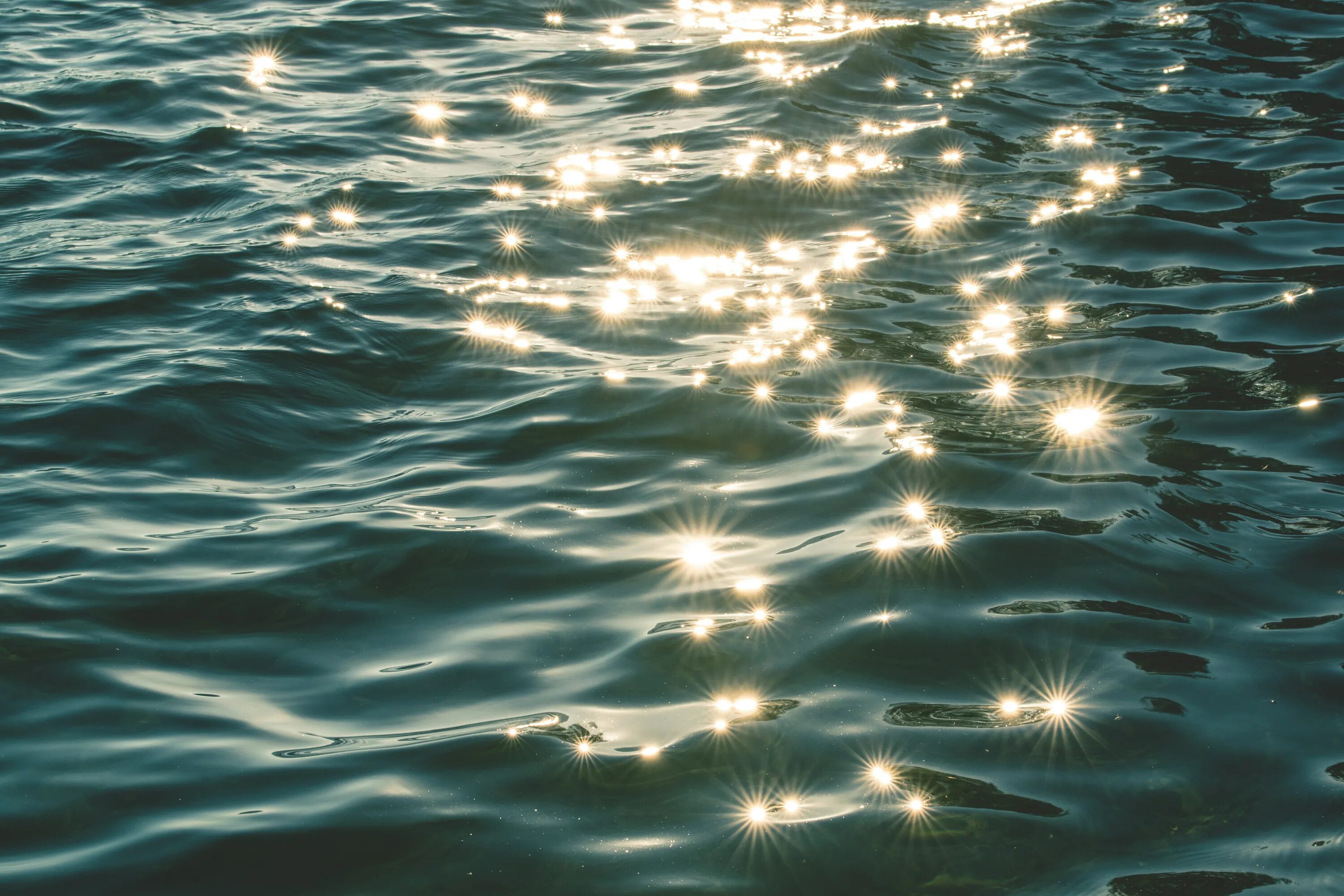 Свет через океан. Блики на воде. Солнечные блики на воде. Сверкающее море. Водная гладь.