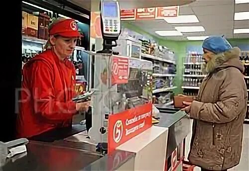 Работа пятерочка дубна. Кассовый аппарат в пятерочке. касса в магазине пятерочка. пятерочка касса с кассиром. рабочее место кассира пятерочка.
