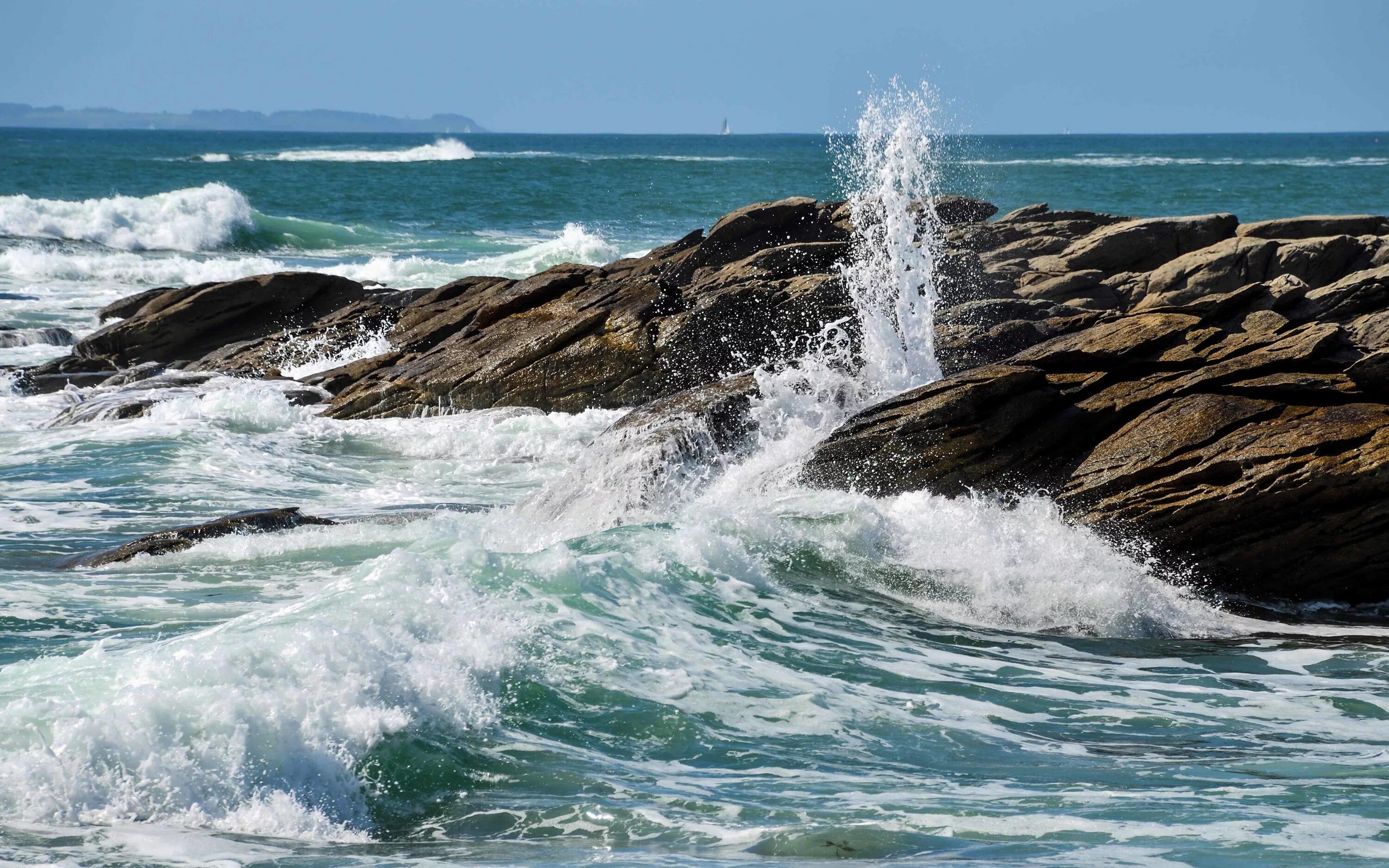 Природа слушать море. Море. Морская волна. Волны разбиваются о берег. Волны на берегу.