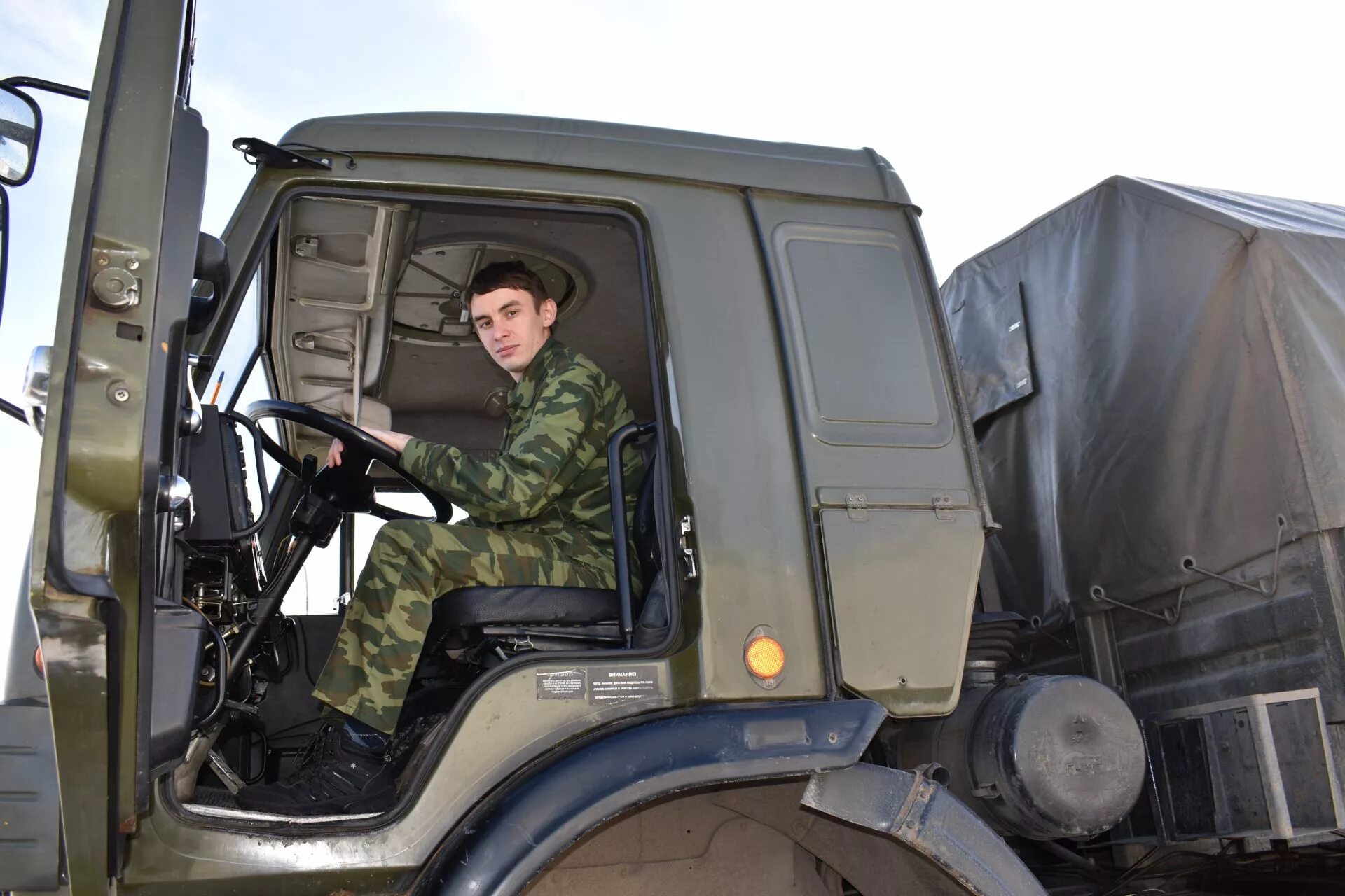 Водителю военного автомобиля. Военный водитель. Военный водитель в армии. Военный водитель одежда. Водитель вс РФ.