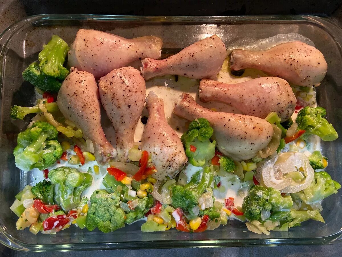 Голени в духовке с овощами рецепт. Куриные голени с картошкой. Куриные ножки с овощами в духовке. Куриные голени с овощами в духовке. Голень с овощами в духовке.