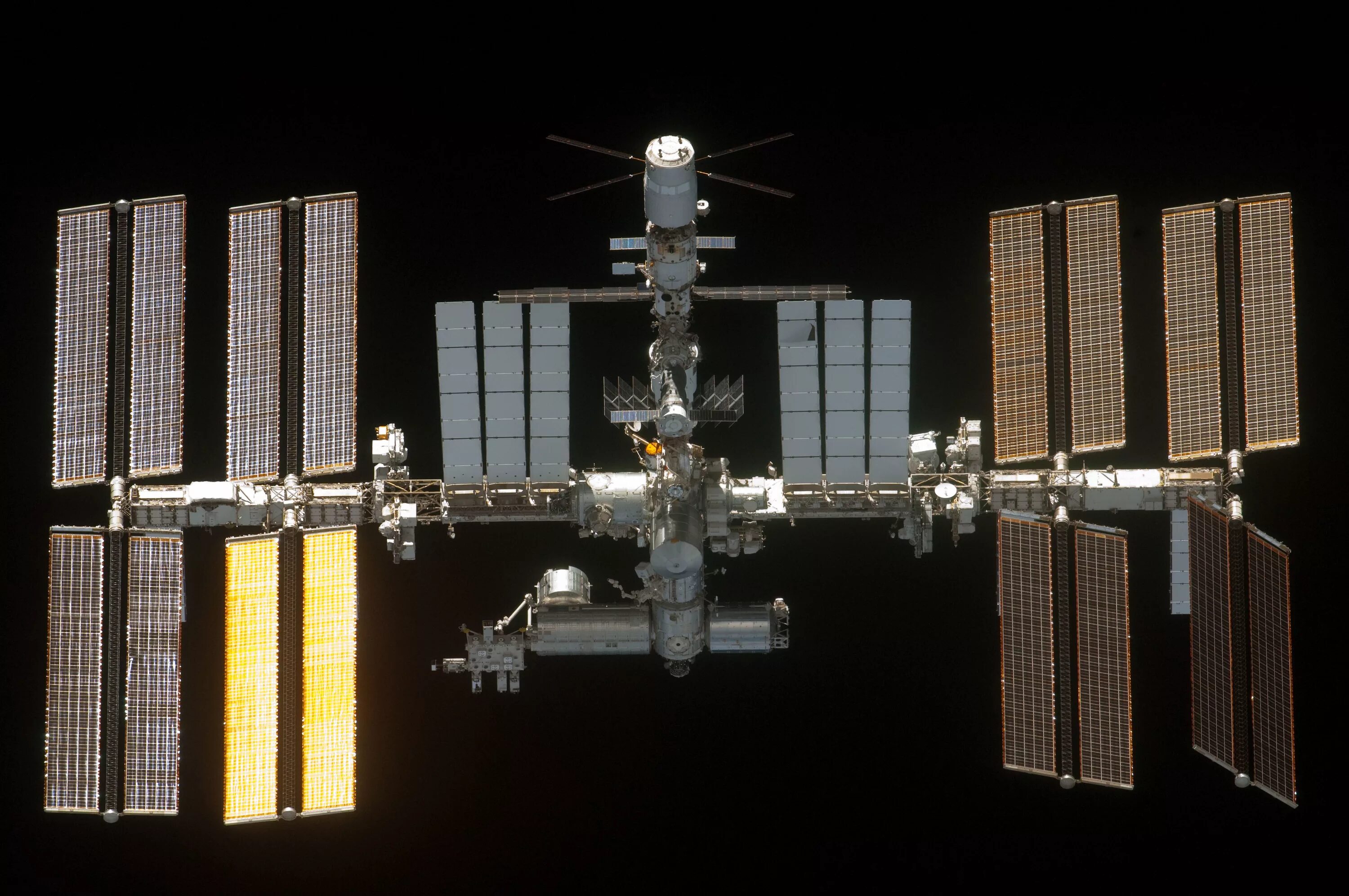 Как называется международная станция. ISS Космическая станция. Международная Космическая станция МКС. МКС В 2002 году. Солнечные батареи МКС 1990.