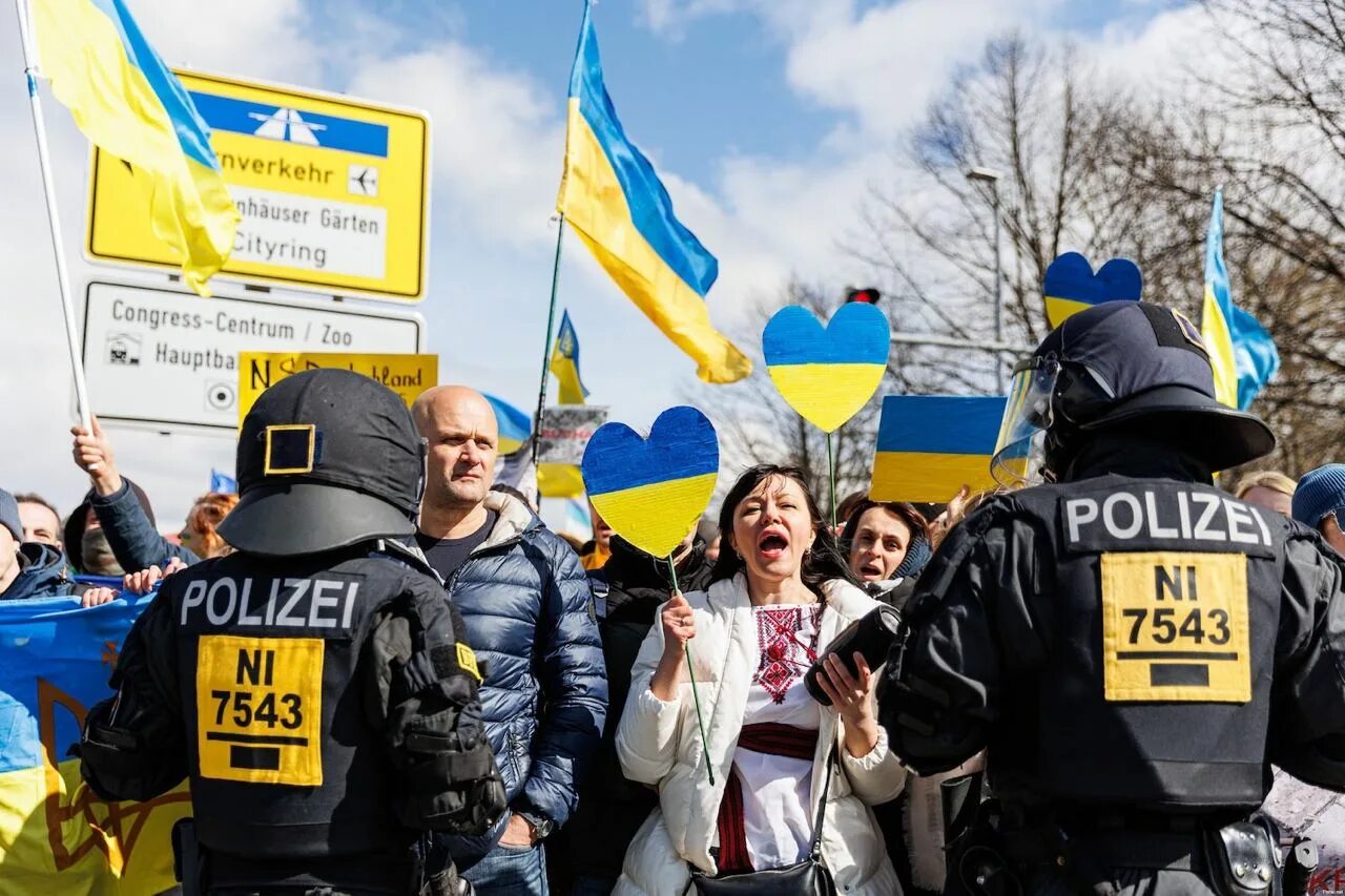 Против западной украины. Украинские митинги в Европе. Митинг в Германии Украины. Украинские митинги в Германии. Протесты украинок в Европе.