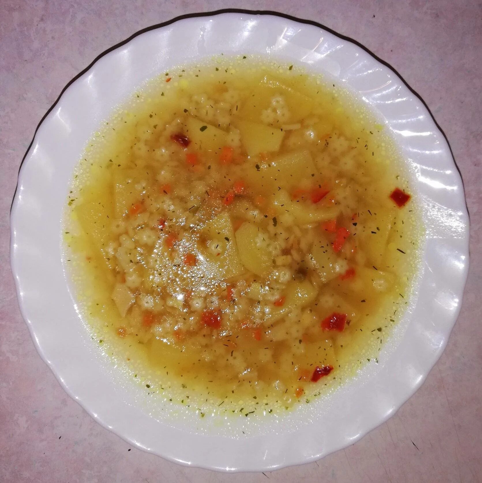 Суп овощной со звездочками. Суп овощной со звездочками. Суп с макаронными звездочками. Макароны звёздочки для супа. Куриный суп со звездочками.