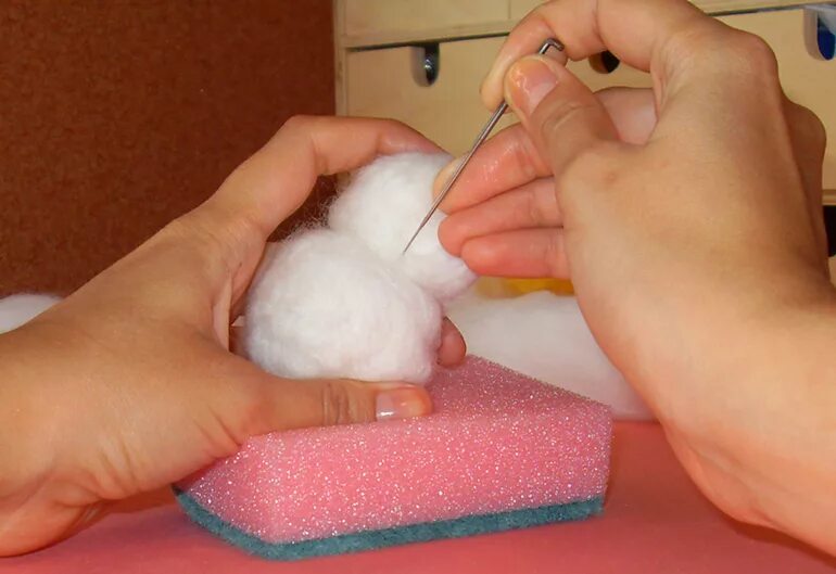 Как сделать мягкие руки в домашних. Сухое валяние процесс. Техника сухого валяния из шерсти. Сухое и мокрое валяние из шерсти. Материал для валяния игрушек.