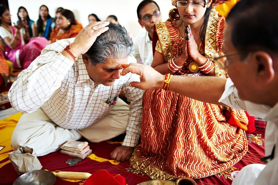 Этикет индии. Индийская свадьба сухагин. Тилак Индия. Церемония Тилак в Индии. Церемония обручения в Индии.