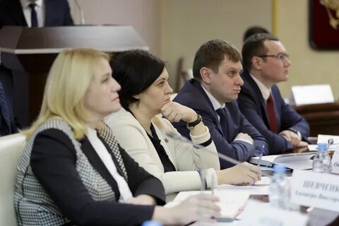 На совещании рассматриваем