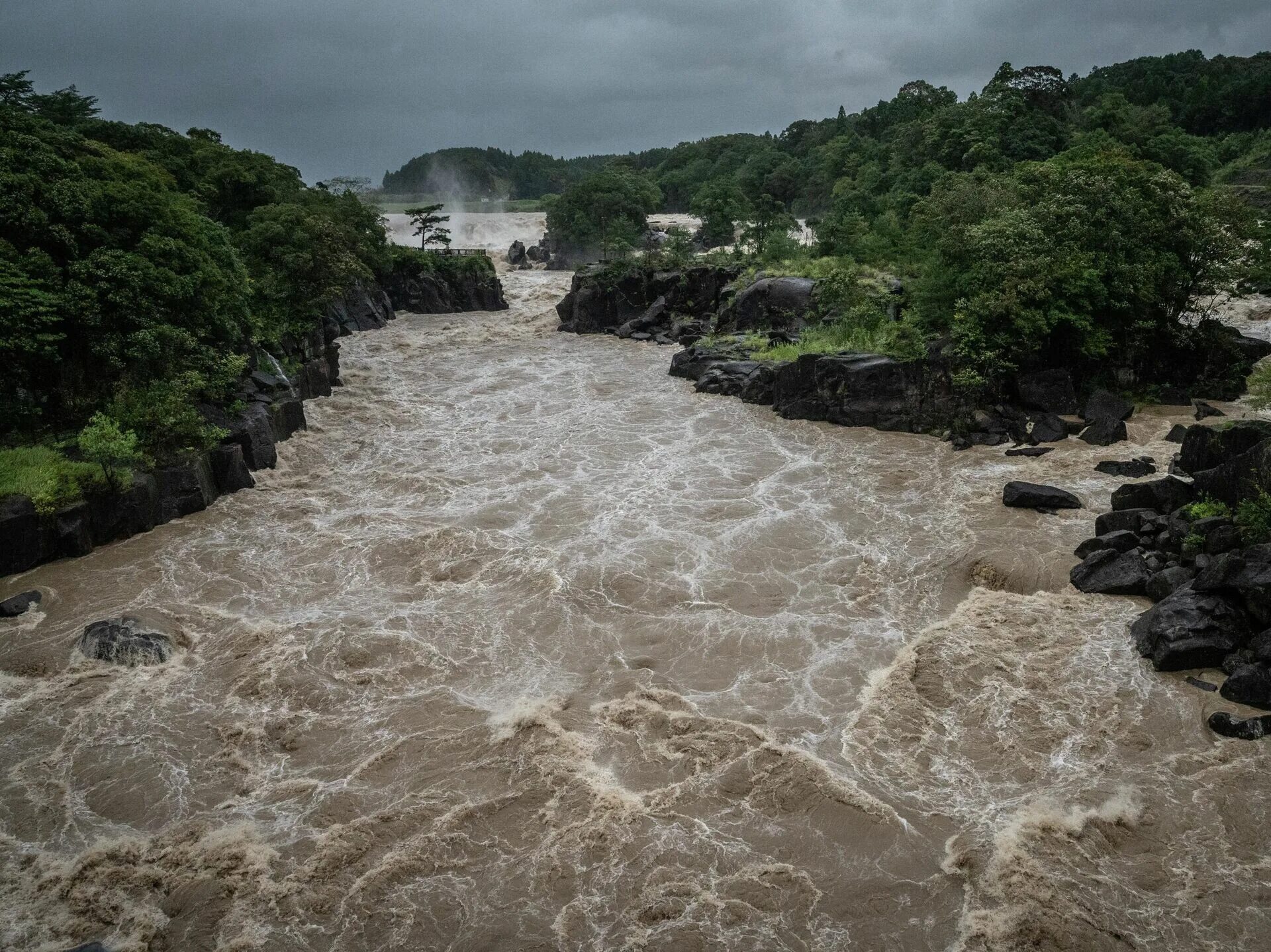 Наводнение киото. Наводнение в японии 2023. Наводнение в японии 2023. Оползень в японии 2020. Наводнение в японии 2023.
