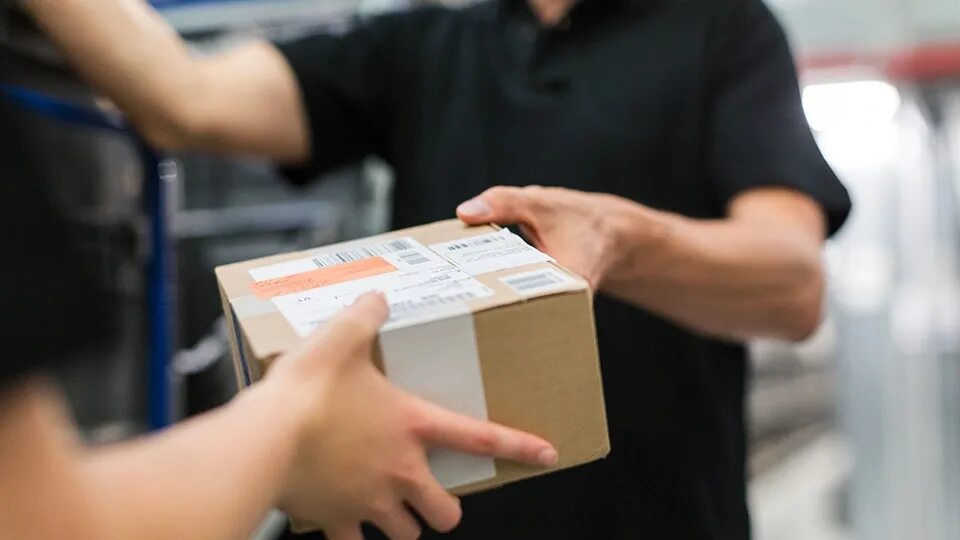 Sending a parcel. Send a parcel. Передает посылку. Девушка с посылкой. Доставщик еды.