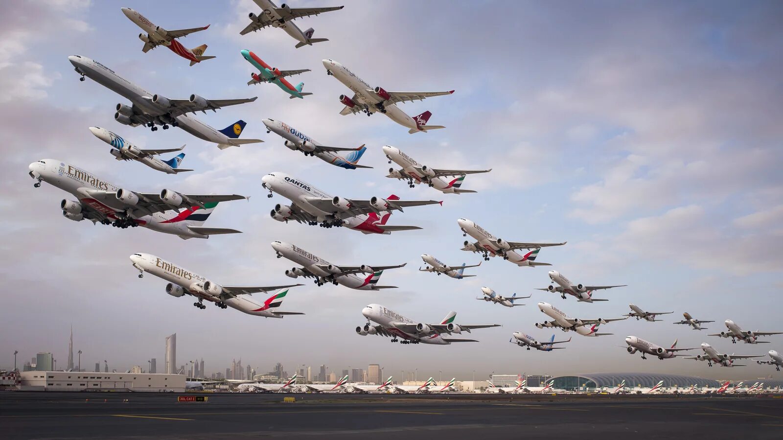 Авиационный транспорт страны. Много самолетов. Фотографии самолетов. Много самолетов в небе. Несколько самолетов в небе.