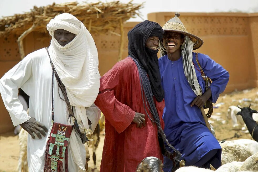 Народ беджа судан. Берберы туареги бедуины. Алжир туареги. Суданец нация. Народ африки арабы.