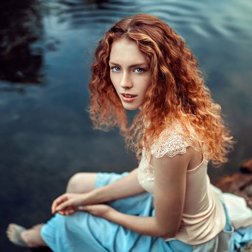 актриса с рыжими кудрями. Emblu. рыжеволосая катрин ирландка. рыжая кудрявая девушка. керли кудри рыжие.