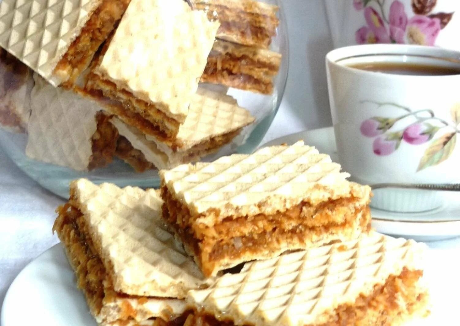 Вафельные коржи со сгущенкой. Вафельный торт. сладости из вафельных коржей. вафли для торта. торт из вафельных коржей с вареной сгущенкой.