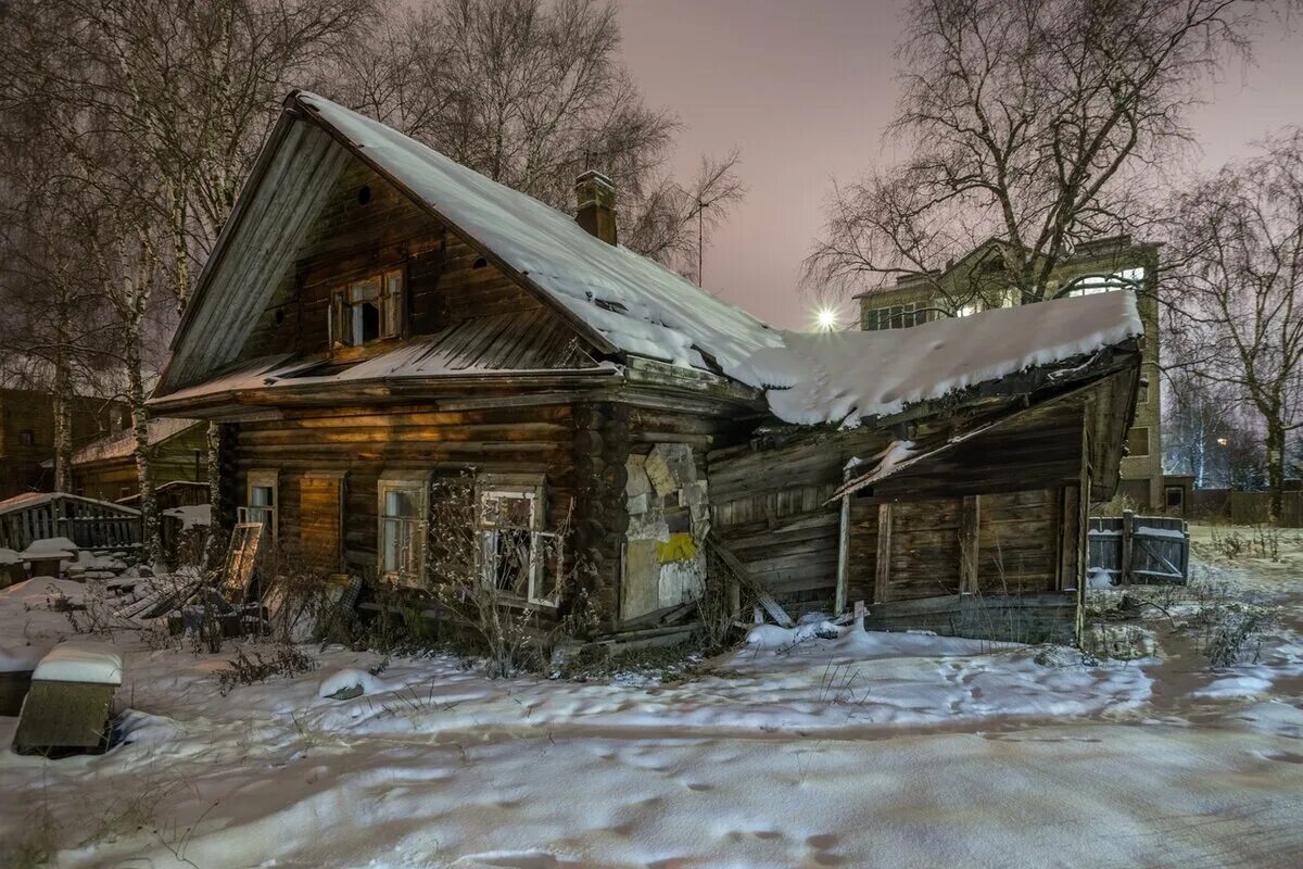 Ветхая изба. Старый деревянный домик зимой. Старая избушка. Заброшенный деревенский дом. Старый деревянный дом во сне