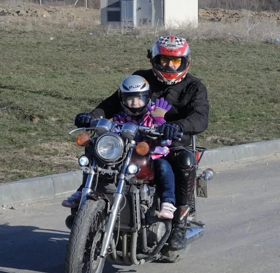 Семья мотоциклистов. Мотоцикл мини дукати. Детей на мотоцикле с какого возраста. Детей на мотоцикле с какого возраста. Мопед для детей.