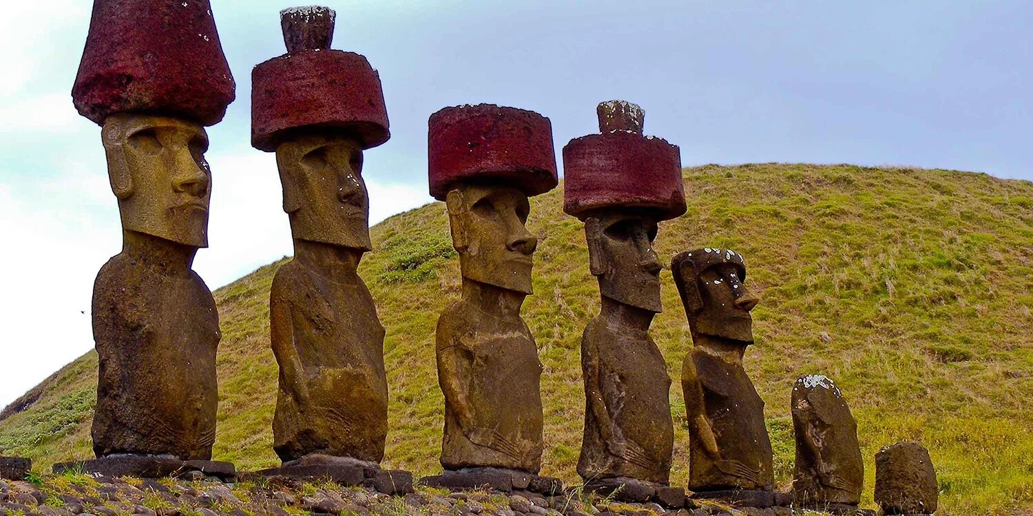Моаи на острове Пасхи. Остров Пасхи статуи Моаи. Каменные истуканы острова Пасхи. Каменные монолитные статуи Моаи.