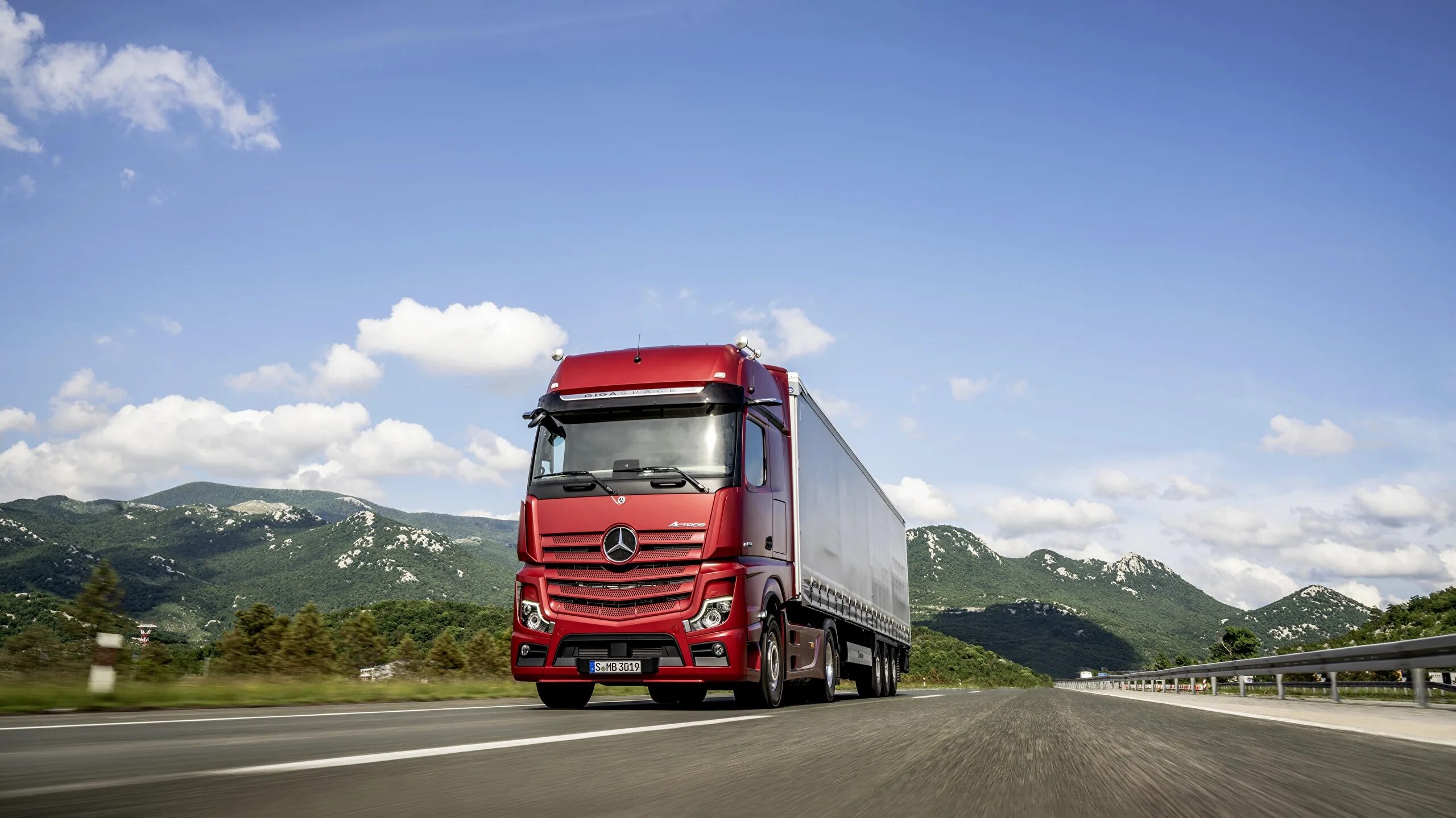 Грузовые автомобили крым. Mercedes-Benz Actros 4x2. Mercedes Benz Actros 2018. Mercedes-Benz Actros 1863. Mercedes Actros 4x2.