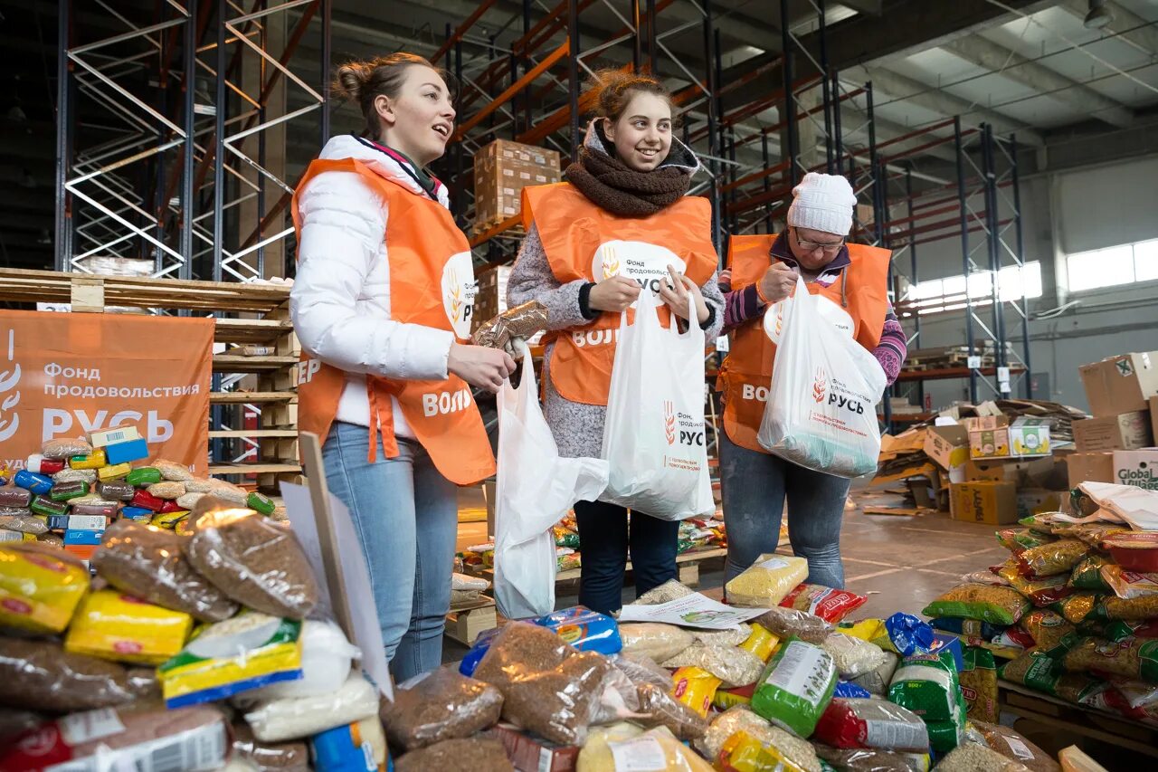 Благотворительная помощь в русской деревне. Благотворительность продукты. Сбор продуктов. Малоимущие в магазинах. Продукты нуждающимся.