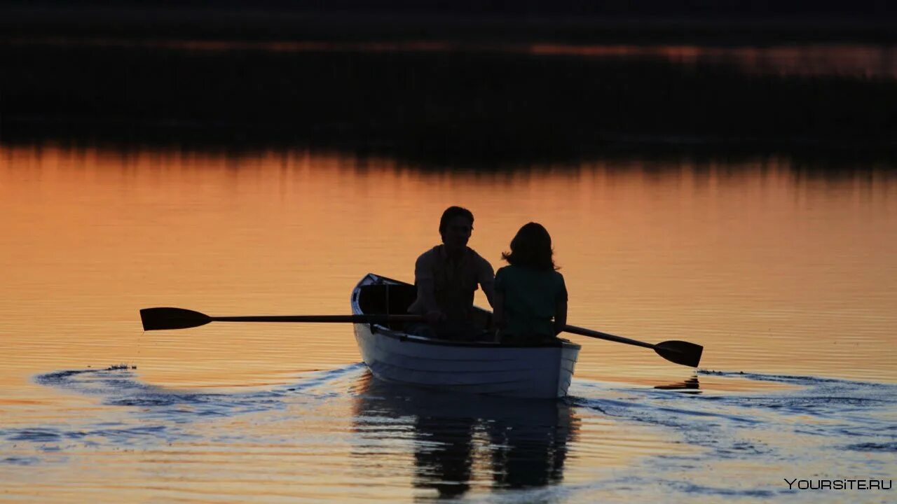 Дышать в лодке. Человек с ложкой. Лодка в море. Парень в лодке. Лодка плывет.