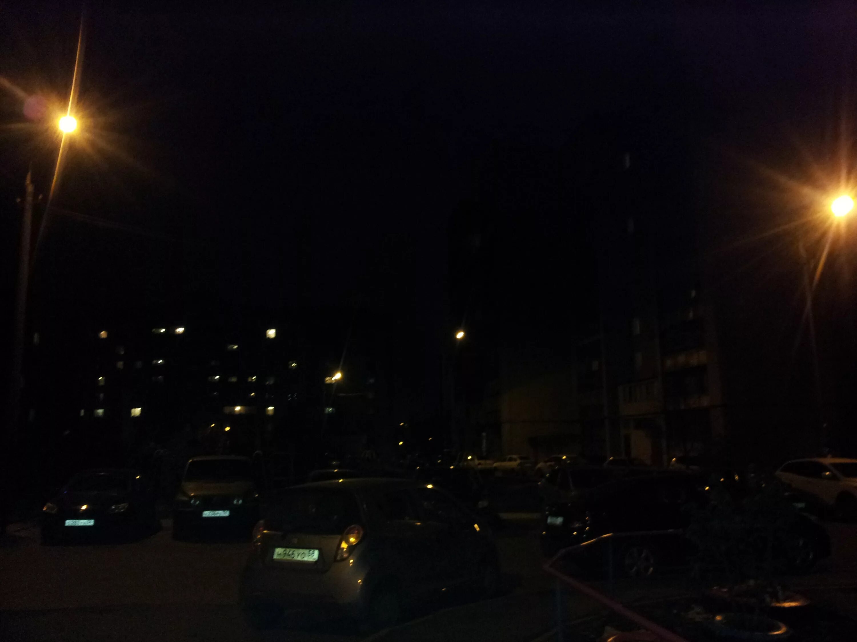 Вчера ночью какая. Многоквартирный дом ночью. Плохое освещение на улице. Ночная улица плохое качество. Ночной город плохое качество.