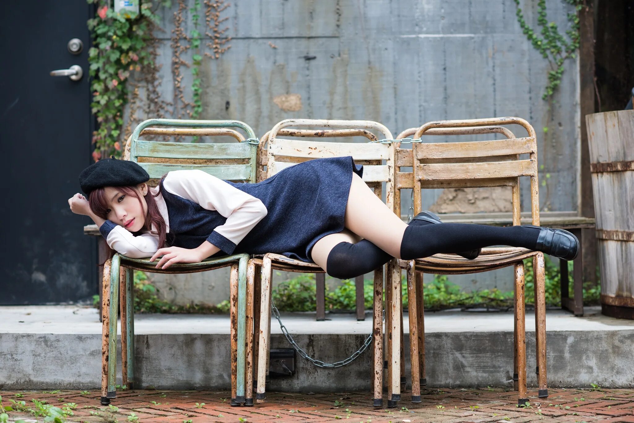 Угол стола девушки. Рин коконоэ аниме. Японки ноги вверх фото. Рикка такарада этти. Мисаки 18.