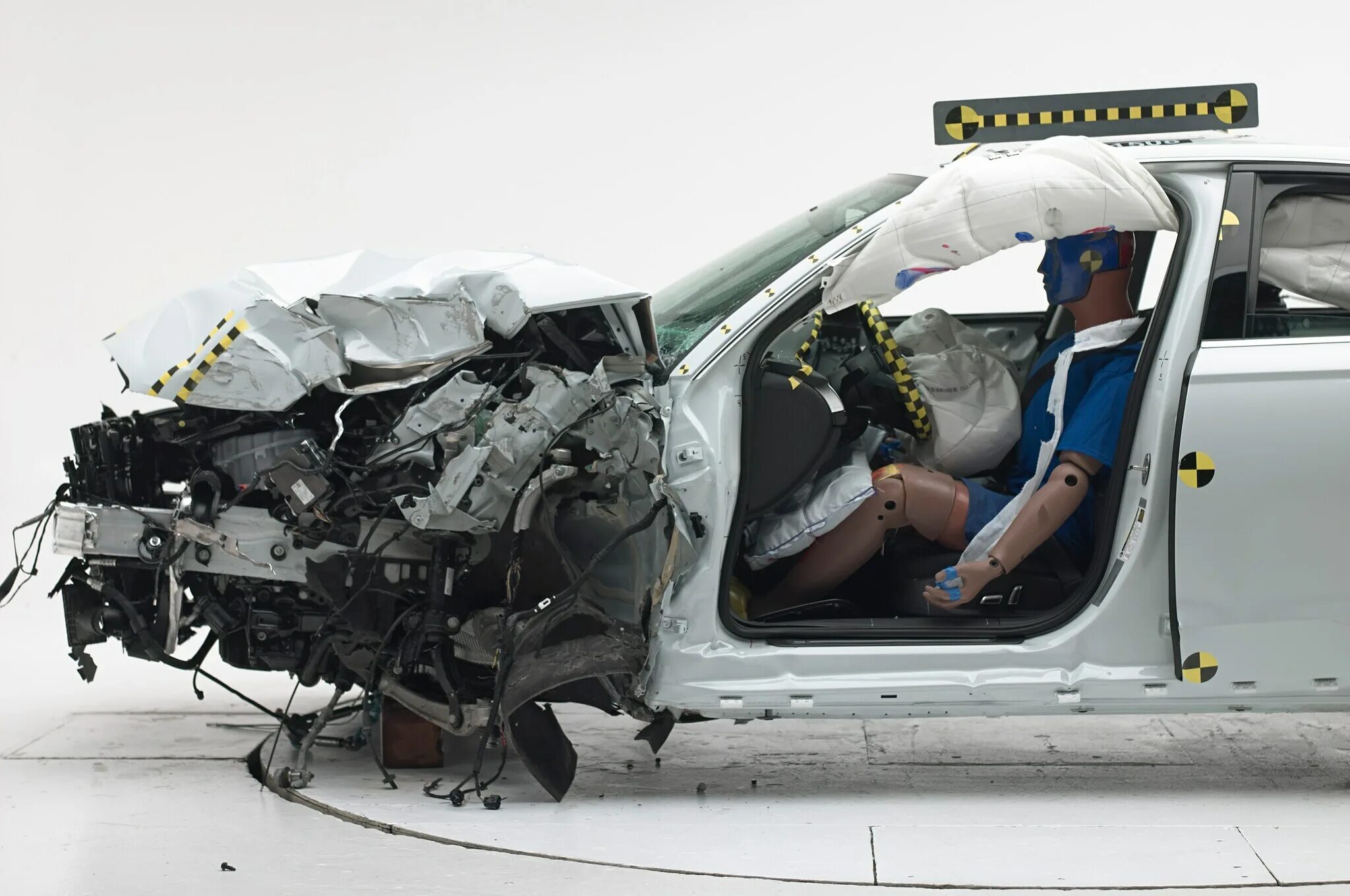 Crash 6. Iihs crash test. audi a6 краш тест. iihs 25% crash test. audi rs7 crash test iihs.