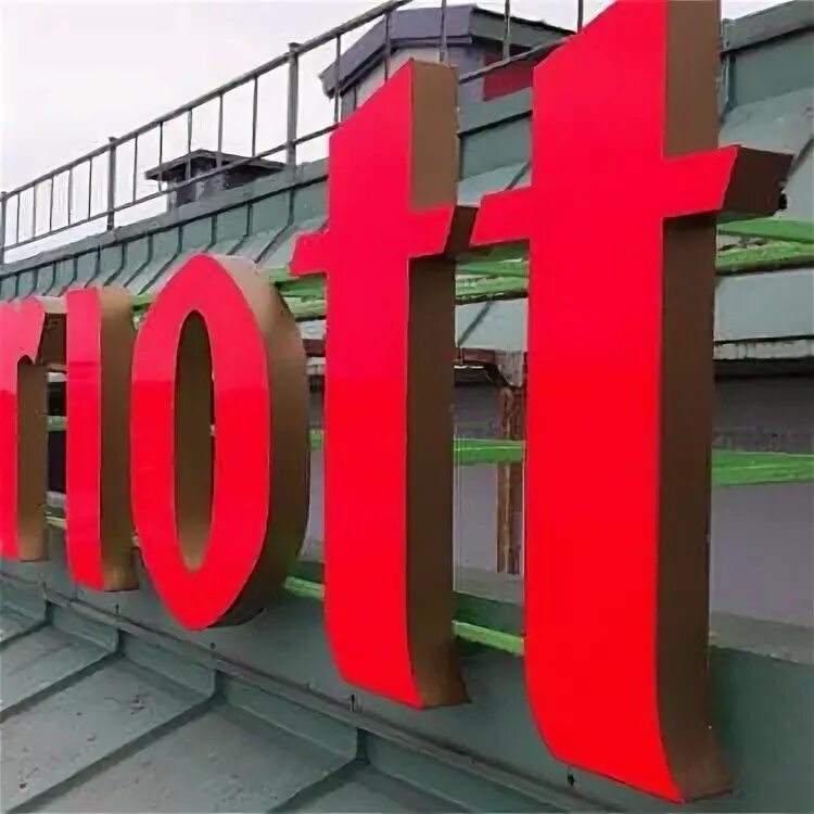 Вывески магазин слово. Вывеска магазина. Оранжевая буква м. Вывеска хлебного магазина. Логотип с буквами mp.